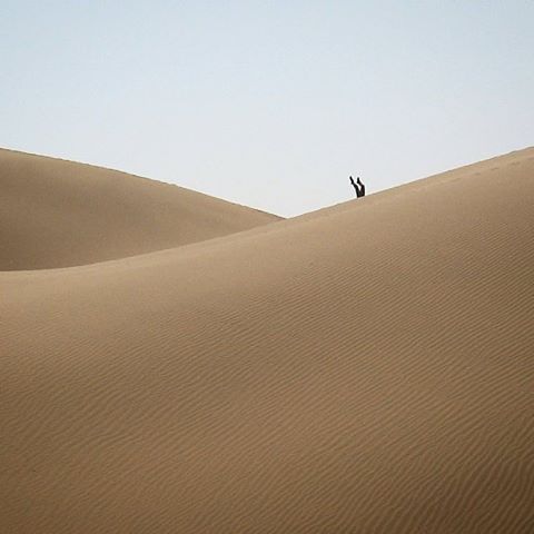 نگاره:  در بالا زمین بود، تمیز، نرم، در آغوش گیرنده و ریز ریز؛ در پایین آسمان بود، آن آبیِ بزرگ، گسترده و وهم‌انگیز. من در این میانه جایی بودم، رها: دستانم در آغوشِ زمین، جوینده و سرگردان؛ پاهایم، بازیگوش و ولنگار، نه بندیِ گرانش و نه روانه به سویی. زمان، متوقف شده بود و من، به تمامی «اکنون» بودم. اکنونِ بی‌کرانه و فراخناک، میانِ همه چیز و هیچ چیز…