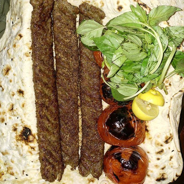 نگاره:  خدا نصیب نکنه البته: ناهار در بستر بیماری