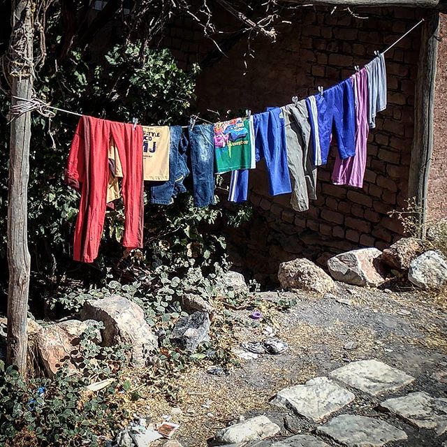 نگاره:  کسی از میان سایه سرک نمی‌کشید. نگاهی کنجکاو ِ عبور رهگذری نبود. آفتاب مرده‌ی پاییزی سوار باد شده و رفته بود. هوا نم نمک جان می‌باخت و رخت‌ ها از تک و تا افتاده بودند.سکون به هزار سخن در زبان بود