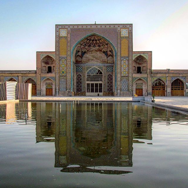 نگاره:  از زیر سم اسب‌ها و کشاکش تیغ‌ها گریخته بود، از هیمه هیزم‌ها و هُرم داغ آتش‌ها جان به در برده بود، از عبور بادها و سیل‌ها و غبارها سربرآورده بود و اکنون تصویرش در آب بود، با تکه تکه کاشی‌ها و نقش‌های ظریف آبی و زرد، و همه سنگینی سکوتی که انباشت زمان بر جانش حکمفرما کرده بود. حالا صدای لودرها و و هجوم وزنشان بر زمین بیشتر و نزدیک‌تر می‌شد و بنای دیرین درون آب، می‌لرزید…