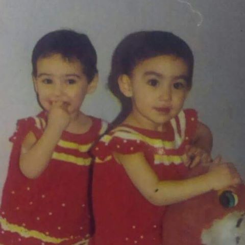 نگاره:  پیچ و خم‌ها، کوره‌راه‌ها، سربالایی‌ها و شیب‌ها می‌توانند زندگی را دشوار و هراس‌انگیز کنند اگر گنجینه‌ای برای حفاظت و دلگرمی نداشته باشی. #خواهر چنین چیزی است. همراهی که عمری را دل به دلش داده باشی، نگرانش شده باشی و گرمای وجودش قدم‌هایت را استوارتر کرده باشد. من آن اندازه خوشبخت بوده‌ام که در چنین روزی صاحب دو خواهر، دو گنجینه از این دست، شده‌ام. دو دوست‌داشتنیِ بی‌حد که هر روز دلم برایشان بتپد و به دیدن پیامی از ایشان لبخندی بر لبم بنشیند. خوشا من که آن قدر دوستشان دارم که حتی برای صدا کردن نامشان دلتنگ می‌شوم. تولدشان مبارکم باشد که زندگی ام را گرم و روشن کرده‌اند…