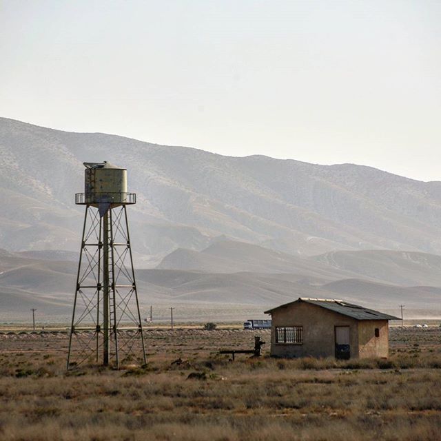 نگاره:  از میان دیوارهای کاهگلی خانه‌ام آهسته بلند می‌شوم. قدم از قدم بر می‌دارم و فانوس به‌دست در آستانه‌ی دالان تاریک می‌ایستم و به صدای تو گوش می‌کنم. دالان را در می‌نوردم و حصیر درگاه را کنار می‌زنم. باد می‌زند، نور فانوس بر ماسه‌ها و بر صدای موج‌ها تاب تاب می‌خورد و من گوش تیز می‌کنم. باید نشست. هیچ نیست. تو نیستی . توی مغزم شعله‌ی شمعی خاموش می‌شود. سرم را به چوبه‌ی کنار حصیر تکیه می‌دهم و چشمانم را می‌بندم…