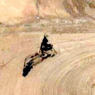 نگاره:  قتلگاه شبانه پرندگان و حیوانات/ لکه سیاه اسید بر تن کویر گرمسارخبرگزاری مهر، گروه جامعه- مسعود بُربُر: لکه سیاه اسید، بر تن کویر گرمسار، آن‌قدر بزرگ هست که در عکس‌های هوایی و نقشه‌های ماهواره‌ای هم دیده شود. شب‌های مهتابی، پرندگانی که تشنه از کیلومترها بی‌آبی در کویر، برق مهتاب را در آب می‌بینند، با رویای آسایش و آب پایین می‌آیند تا با دیگر حیوانات تشنه کویر هم‌سفره شوند اما نخستین جرعه عطششان، به سوزشی ابدی بدل می‌شود. بویی ناخوشایند تمام بیابان را فراگرفته است و ساکنان منطقه نگران آب‌های زیرزمینی هستند… http://www.mehrnews.com/news/3791882/