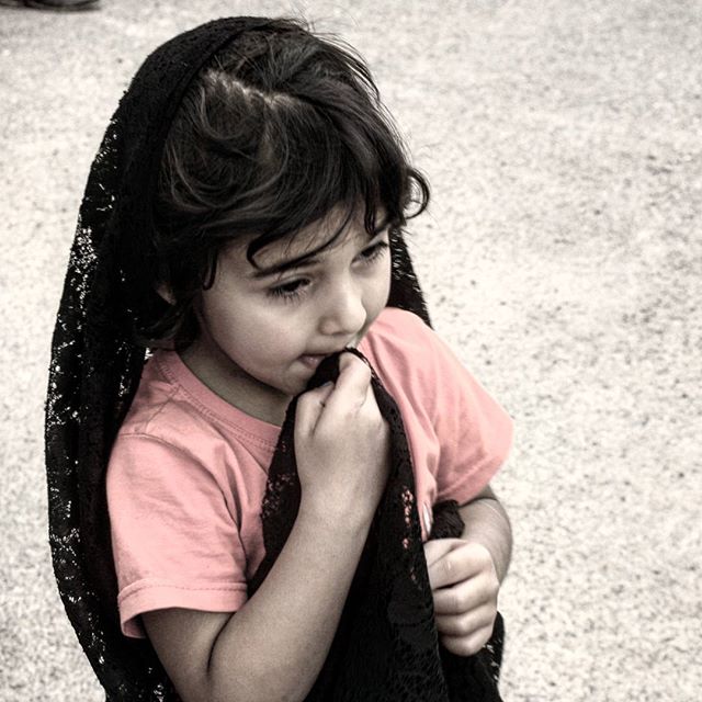 نگاره:  پسرک نشسته، تکیه داده به دیوار و با خرده سنگ‌های روی آسفالت بازی می‌کند. سنگ ها را بر می‌دارد و کنار هم جمع می‌کند. ریزترها را بیشتر نگاه می‌کند. هر از گاه خودش را بالا می‌کشد و صدای جابه‌جا شدن خودش را گوش می‌کند. آرام آرام کمرش سُر می‌خورد پایین روی دیوار و دوباره نشیمنگاه‌ش را عقب می‌دهد و کمرش را بالا. تا صدای اتومبیلی را که از دور هُفّه می‌کشد می شنود، نگاه‌ش به سایه‌ی تیر چراغ برق می‌افتد که از وسط خیابان رد شده آن طرف. اتومبیل حالا نزدیک شده و تا لحظه‌ای دیگر سعی خواهد کرد از روی سایه رد شود اما موفق نخواهد شد. پسرک بارها این صحنه را نگاه کرده و در ذهن‌ش مرور می‌کند اما هربار اتومبیل به زیر سایه می‌خزد. به محض این که ماشین به سایه‌ی تیر می‌رسد، سایه روی اتومبیل می‌افتد و اتومبیل آن قدر سریع رد می‌شود که سایه دوباره می‌افتد پایین، روی زمین، جای همیشه.حالا اتومبیل می‌رسد و صدای بلند ترمز می‌آید. سایه همان آخرهای ماشین بالا می‌ماند و نمی‌افتد پایین. درها با صدای بُرنده‌ای باز می‌شوند و دو نفر همزمان از درهای عقبی دو طرف پیاده می‌شوند. راننده در اتومبیل می‌ماند، وسط خیابان، زیر سایه‌ی تیر برق، و دخترک از پیچ سر خیابان، آن سوی میدانگاه، صحنه را از دور نگاه می‌کند.