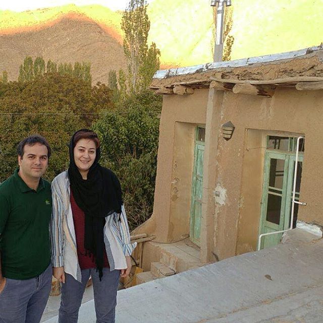 نگاره:  هشتم آبان ۱۲ سال پیش، زدم به کوهی که از بخت خوش تو هم آمده بودی. از کنار دیواره‌ها و آب‌ها و درخت‌ها گذشتیم و خاموش هم‌قدم شدیم، خاموش هم‌نفس شدیم و سرانجام، بلند، نفس به نفس آواز خواندیم. خاموش به چشمان تو نگریستم و در چشمان تو رویایی از آنِ خویش یافتم: به جاده می‌زنیم، از کوه‌ها و دشت‌ها و رودها می‌گذریم، به روستاها سر می‌کشیم و سرانجام خانه‌ای قدیمی پیدا می‌کنیم که خانه‌ی ما باشد، پای کوه و کنار درخت، با آسمانی گسترده و آبی، تا بر بام آن بایستیم و ۱۲ سالگی با هم بودنمان را پیش روی همه فریاد بکشیم.رویای من کلمه‌ای شد، به هیئت تو درآمد، تأویل شد، و ما به جاده زدیم و از پس هزار جاده، بر بام خانه‌ای قدیمی ایستادیم، و کلمه‌ی ما سخنی شد: شعری عاشقانه و داستانی بی‌پایان…