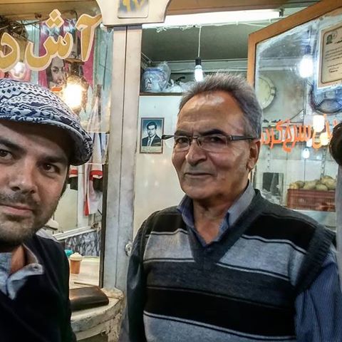 نگاره:  از دور که دیدمان اول نگاه نگاه کرد و بعد چشمانش دقیق شد و بعد لبانش به لبخندی شکفت. «کجایید شما؟ چند سال شد؟»خندیدم و گفتم چند سال شد که نیامده‌‌ایم نمی‌دانم، ولی اولین بار ۱۲ سال پیش آمده بودیم. آش دوغ ویژه، مخصوص جوانان ممتاز، با فلفل و سبزیجات وی آی پی، برایمان آورد و ما رفتیم پی باقی خاطره بازی شب هشتم آبان در «گذر» …