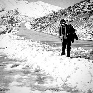 نگاره:  واضح و روشن، همچون برف، از پیش چشمانمان می‌لغزد.آن نیروی بی‌حد، آن آزادی بی‌قید، آن جغرافیای از همه سو ممکن (چشمانت را ببند، دوباره باز کن، هرجا که بخواهی می‌توانی بایستی، هر طرف که بخواهی بروی، تو بندی و بنده‌ی هیچ سو نیستی، رها در اکنون بی‌کرانه)، آن لبخند سر به زیر، آن هستی ِ آرام، آن شادیِ میان‌ذهنی، که همیشه آنجاست، چشم‌هایمان اگر یارای باز ماندن داشته باشد، در توطئه‌ی قتل اکنون اگر میان گذشته‌ی بی‌پایان و بی‌نهایت آینده له نشده باشد، همیشه آنجاست، واضح و روشن همچون برف: اکنونِ بی‌کرانه، شاد و آزاد، به فراخیِ گیتی…