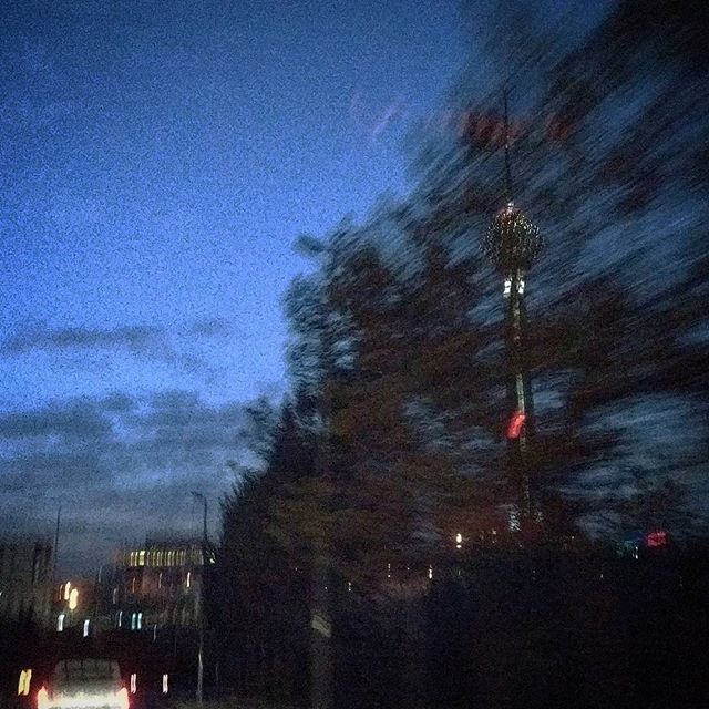 نگاره:  آسمانی خواهی دید، آبی پررنگ، باز و خنک، آدم‌هایی که کِیف کش و قوس آغاز روز را سرمی‌کشند، گنجشکی که برآمدن صبح را شیطنت می‌کند و برگی که خنکای صبح را نفس می‌کشد.یک لحظه، اگر، توقف کنی…