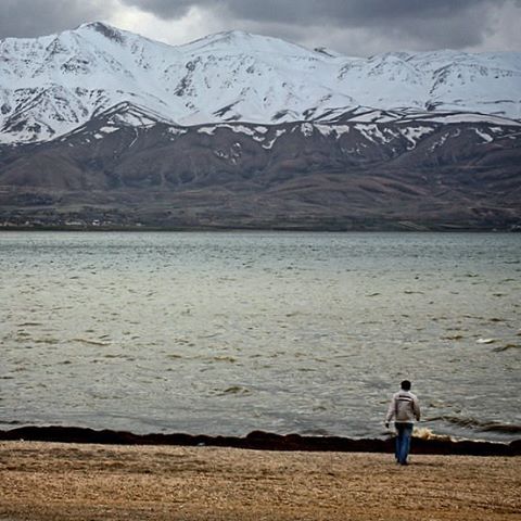 نگاره:  زمستان در آستانه‌ ایستاده و پاییز دست خداحافظی بلند کرده است. آسمان ابری، بار خود را نهاده و کوه آغوش سپید خود را بر برفِ نورسیده و سفره‌ی تالاب را پیش پای پرندگان مهاجر گشوده است. تالاب از هم‌اکنون، گوشه چشمی به برف‌، دعوتنامه‌ی آفتاب را قلم به دست گرفته و تشنگیِ حقابه بر لب آورده است. من ایستاده‌‌ام اینجا، تنها، گوش به صدای  آب رفتن برف و نوحه مراسم تدفینش در دل خاک و نفوذ ریزریزِ آب از میان سنگریزه‌ها و چشم به برفی که از راه نرسیده سپری شدن زمستان را، کابوس و واقعیت زمان را، خیره مانده است: تابستان تمام شده است، پاییز می‌گذرد، زمستان تمام می‌شود…