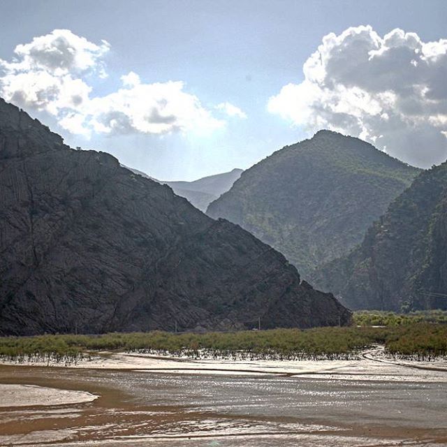 نگاره:  با برقابرق تیغ‌ها در دست، از دشت‌ها و رودها گذشته بودند، از آبهای بزرگ، زیر پرواز عقاب‌ها، از کنار گله‌های آهوان و از لابه‌لای جنگل‌های بلوط. شگفت زده و حیران و مبهوت بر برف‌ها پا کوفته بودند و سرانجام به بهشتی زیر آسمان آبی رسیده بودند، با درختچه‌های سبز انبوه، در میان کوه‌های بلند، با جانورانی خرم.وعده‌ها به تمامی راست بود: ایستاده بر دروازه سبز و پرآب بهشت آنها از صحراهای سوزان آمده بودند.