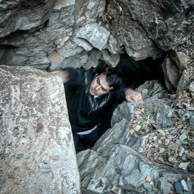 نگاره:  نوری نباشد، تنت را از میان سنگ‌ها و سیاهی‌ها بالا کشیده باشی، از ضربه‌های گاه گاه سرت در تاریکی درس گرفته باشی و نفس به نفس دست بر تاریکی دلچسب سنگ‌ها راه باز کرده باشی. راه که کش آمد، نفست که گرفت، سیاهی که دراز شد،  ناگاه بالای سرت روزنه‌ای به نور، دروازه‌ای، باز شده باشد. آن گاه است که باید خودت را بالا بکشی، شده، تا رسیدن به خورشید…