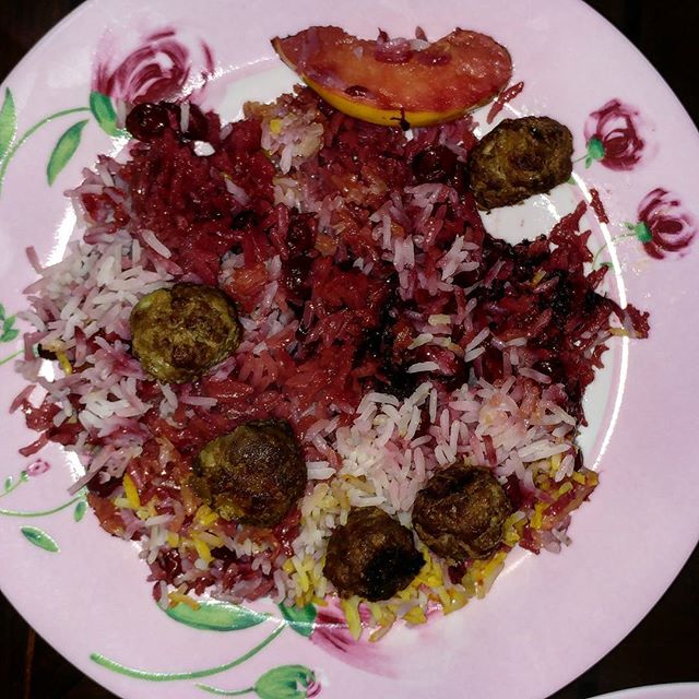 نگاره:  وقتی از شیفت روز تعطیل از راه برسی و با چنین بزمی رو به رو شی#آلبالوپلو