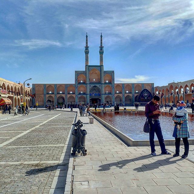 نگاره:  حال خوش سایه‌ها در میدان امیر چخماق یزد