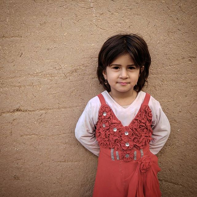 نگاره:  از پیچ کوچه دیدمش، گوشی را که در آوردم دوید، در خم کوچه‌ها گم شد، از شنیدن صدای هیاهوی بازی بچه‌ها یافتمش پس از یازده پیچ و دوازده خم و با گذر از چند سابات و با ندیده گرفتن چندین در چوبی و پلاک قدیمی و بادگیر بلند… بعد که خیلی راحت ایستاد تا عکس بگیرم تازه فهمیدم که دنبال توپ دو لایه‌ای که در پیچ کوچه‌ای دیده دویده بود… نشانی مسجد جامع را گرفتم و راه افتادم، دست پر…