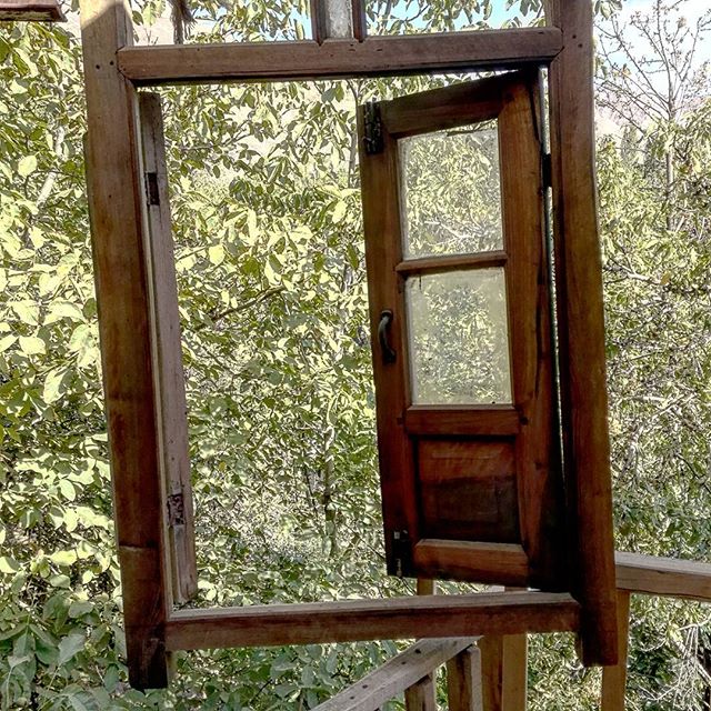 نگاره:  آن چه پیش روی توست، چشم‌اندازی است، از میان هزاران. آنچه پشت سرت، خاطره‌ای است که تلخ باشد یا شیرین، هیچگاه، دیگر هیچ‌گاه، نمی‌توانی دید. همه آن چه در مشت تو و از آن توست، تنها در چهارچوبِ بازِ اکنون است. قابی که به هر طرف، به هر چشم‌اندازی که بخواهی، می‌توانی بچرخانی‌ش. قابی آزاد برای همیشه، به روی همه جا…