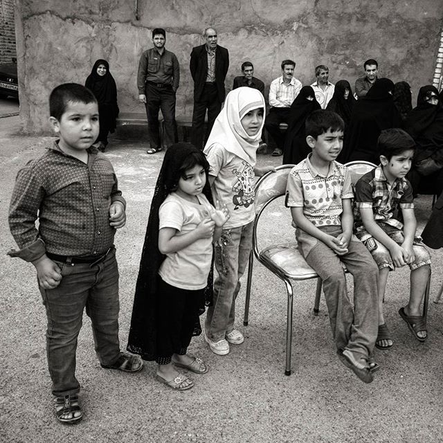 نگاره:  چند سطر از داستان «سواران امیدوار ابرها»، از کتاب «اینجا خانه‌ی من است»، که حالا برای دریافت آخرین نسخه‌های باقی مانده آن کافی است به کتاب آمه زنگ بزنید تا بدون هزینه پست برایتان به هر جای ایران که بخواهید بفرستند.۰۲۱۶۶۹۳۹۲۴۵ … شکل‌هایی که از کوه می‌آمدند حالا متنوع‌تر بودند: دو لنگه‌ی دری که کنار هم باز و بسته می‌شدند. پنکه‌ای که می‌چرخید. دوچرخه‌ای که بی‌سوار رکاب می‌خورد و می‌رفت. گاری مسقفی که بی‌اسب می‌رفت و حالا شکل‌ها ماناتر هم بودند. محو نمی‌شدند. از شمال می‌آمدند و آن‌قدر به سمت جنوب می‌رفتند تا محو شوند. انگار حالا سازندگان به این توانایی رسیده‌ بودند که هر شیئی را که خیال می‌کردند طراحی کنند و از آن یک نسخه‌ی ابری بسازند. نه از صدای تِرتِر هواپیما که از صدای افتادن آن وزن آهنی سرم را بلند کردم. توی میدانگاه غلغله بود. هواپیماهایی ابری، با دو جفت بال روی هم، ملخ‌دار اما بزرگ، آمده بودند. زیرشان با طناب و قلاب کانتینرها و کانکس‌هایی را نگه داشته بودند و وقتی روی میدانگاه ‌رسیدند و به‌قدر کافی پایین آمدند، کانکس‌ها و کانتینرها را رها ‌کردند. بچه‌ها، دختر و پسر، دور میدان به تماشا جمع شده بودند… … جوان موتورسواری که کنار میدان ایستاده بود راه افتاد به سمت کانکس. درش را که باز کرد بچه‌ها به‌سوی کانکس دویدند. جوان با دقت جلوی دخترها را می‌گرفت و پسرها را با دعوت و تشویق داخل می‌فرستاد…. آخرین در که بسته شد دیگر پسری در میدان نبود.http://telegram.me/masoudborbor