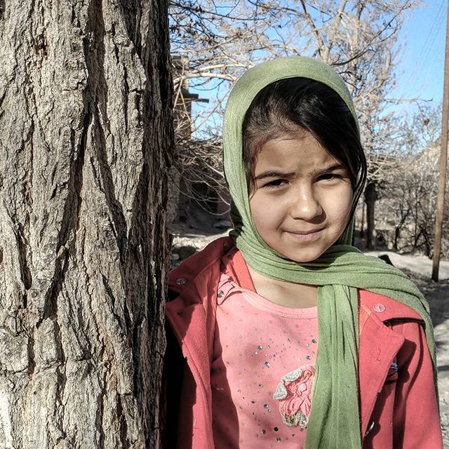 نگاره:  از یک طرف آمد و به طرف دیگر می‌رفت؛ من ایستاده بودم به تماشای آسمان و کوه و درخت؛ سه بار برگشت و مرا نگاه کرد، تا سلام کردم و سر صحبت را باز کردیم و کنار درخت ایستاد تا عکس بگیرم.http://telegram.me/masoudborbor