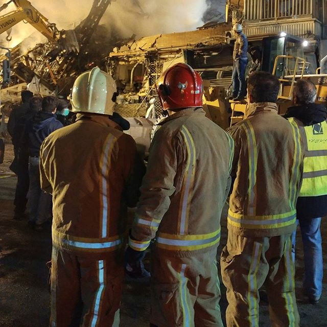 نگاره:  #پلاسکوبه گفته آتش‌نشانان دو پیکر یافت شده احتمالا مربوط به افرادی بوده که لبه پنجره بوده اند و زیر حجم انبوه آوار قرار نداشته‌اندhttp://telegram.me/masoudborbor