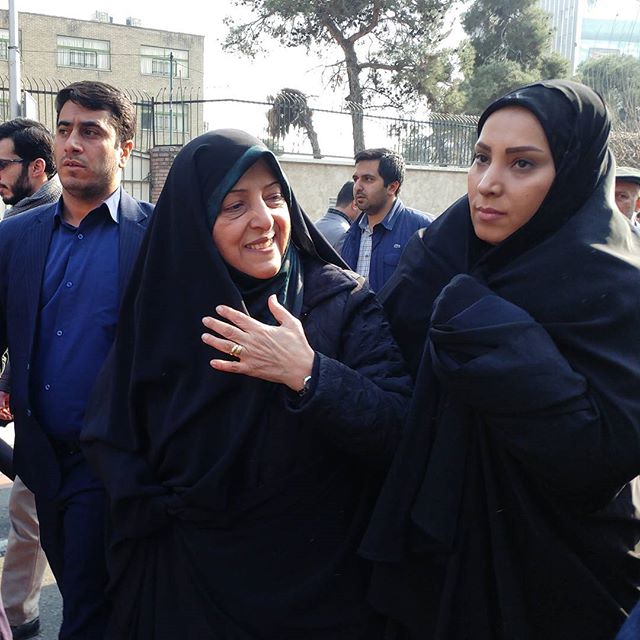 نگاره:  حضور #ابتکار در میان جمعیت تشییع کننده پیکر آیت‌الله #هاشمی رفسنجانی#هاشمی_رفسنجانی #hashemi #hashemirafsanjani http://telegram.me/masoudborbor