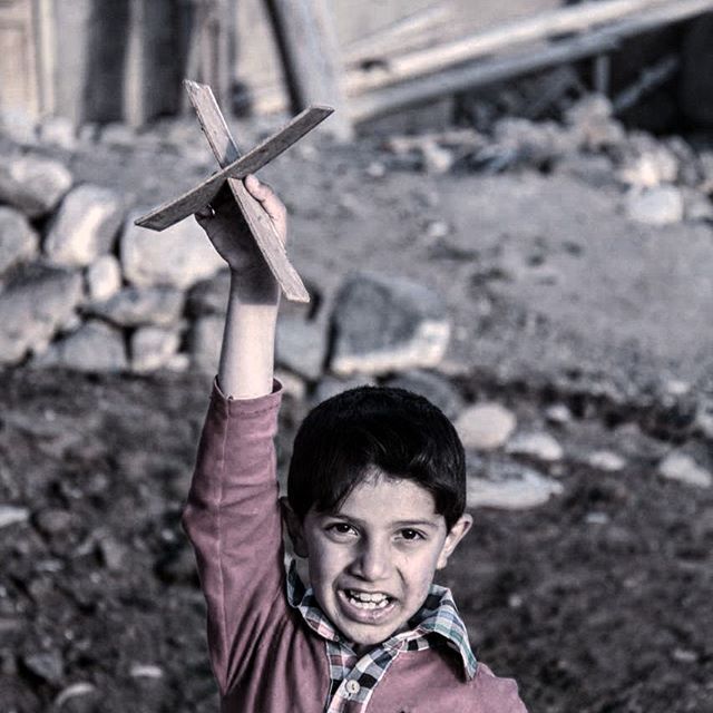 نگاره:  چه تفاوت دارد از کدام طرف بدوی وقتی اکنونِ فراخ پیش روی تو گسترده است؟ گذشته و آینده کجا، وقتی چلیپای چهار سو برابر، خورشید، با دستان تو طلوع کند، با دستان تو فرود آید، و با دستان تو آسمان را از غرب به شرق بسپَرد؟ نیک و بد کدام، وقتی که جهان بازیچه‌ای است، نشسته بر سر انگشتان تو؟ دم را دریاب. این نمایش ادامه خواهد داشت… http://t.me/masoudborbor