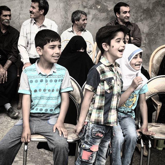 نگاره:  شادیِ زن از خنده و شوق کودکانش پشت چادر تیره پنهان بود.http://telegram.me/masoudborbor