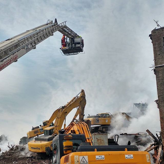 نگاره:  شهردار تهران، آواربرداری #پلاسکو با استفاده از جرثقیل در مقایسه با بالگرد را کاراتر دانست.به گزارش خبرنگار مهر، محمدباقر قالیباف شهردار تهران با حضور در ضلع شمالی عملیات آواربرداری ساختمان پلاسکو با استفاده از بالابر به بازدید از ارتفاع از عملیات آواربرداری اقدام کرد.وی در پاسخ به درخواست یکی از آتش نشانان برای استفاده از بالگرد در عملیات آواربرداری، گفت: تجربیات حرفه ای نشان داده که استفاده از بالگرد کارایی آواربرداری کنونی را نخواهد داشت.قالیباف توضیح داد: هر بالگرد با وزن حداکثر حدود یک تن در مقایسه با جرثقیل بیش از ۱۰۰ تنی حاضر در مجموعه توان قابل توجهی برای آواربرداری نخواهد داشت و به همین دلیل آواربرداری در شرایط کنونی بازده بیشتری نسبت به استفاده از بالگرد دارد.وی بعد از بازدید هوایی مستقیما به روی آوار پلاسکو رفت تا از نزدیک بر عملیات آواربرداری نظارت کند.آخرین اخبار من و همکارانم در مهر از #پلاسکو:http://www.mehrnews.com/news/3883813/http://telegram.me/masoudborbor