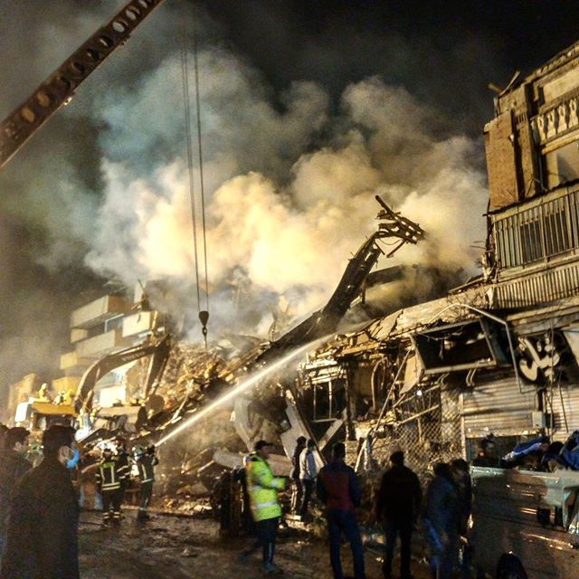 نگاره:  ساعتی از نیمه شب گذشته و آتش هنوز در ضلع جنوب غربی ساختمان #پلاسکو از زیر آوار زبانه می‌کشد.  اطفای حریق و آواربرداری ادامه دارد.یک واحد مغازه ضلع شرقی تخلیه شده تا برای ادامه اطفای حریق و آواربرداری تخریب شود.شام نیمه شب آتش نشانان عوامل امدادی و خبرنگاران یک لقمه نان و پنیر و گردو و یک کیک کوچک یزدی است.http://telegram.me/masoudborbor