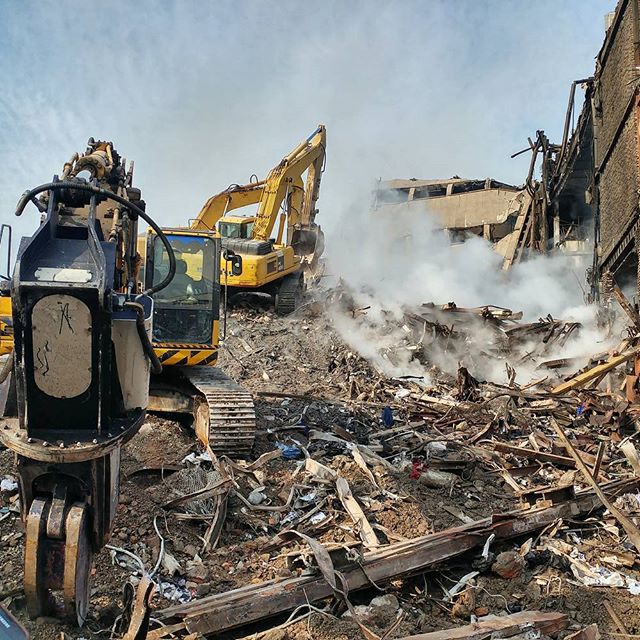 نگاره:  آواربرداری #پلاسکو در روز چهارم از سه ضلع شمال شرقی، جنوب شرقی و جنوب غربی با سرعت بیش از قبل ادامه دارد ‌ —-آخرین اخبار من و همکارانم در خبرگزاری مهر از حادثه #پلاسکو:http://www.mehrnews.com/news/3882603/http://telegram.me/masoudborbor