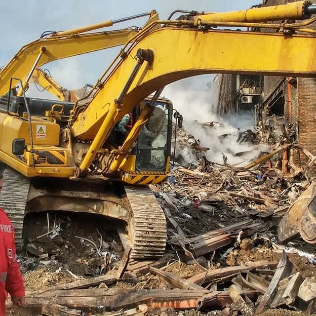 نگاره:  از شب گذشته با اضافه شدن دستگاه های قیچی و گیوتین زاتو متعلق به قرارگاه خاتم‌الانبیا و شرکت های زیرمجموعه سرعت برش و خرد کردن آوار برای جا به جایی افزایش یافته و هر چند دقیقه لایه ای از آوار یا بخش بزرگی از سازه جا به جا میشود —-آخرین اخبار من و همکارانم در خبرگزاری مهر از حادثه #پلاسکو:http://www.mehrnews.com/news/3882603/http://telegram.me/masoudborbor