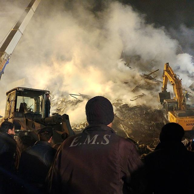 نگاره:  ملکی سخنگوی آتش نشانی در گفتگو با مهر: اعلام وضعیت سکوت در #پلاسکو  برای استفاده از سگ های زنده یاب بود تا حتی صدای نفس کشیدن احتمالی را بشنوندالبته چون محوطه دست خورده است و به دلیل باران و گل و لای و حضور افراد احتمال موفقیت سگ های زنده یاب ناچیز استاما هر بار که لایه ای از آوار برداشته می شود بار دیگر از سگ ها استفاده میکنیمآخرین اخبار من و همکارانم از #پلاسکو در خبرگزاری مهر:http://www.mehrnews.com/news/3882603http://telegram.me/masoudborbor