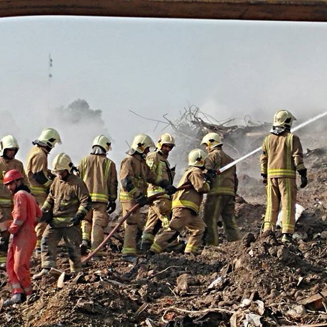 نگاره:  با برداشتن لایه جدیدی از سازه و آوار مجاور ساختمان ضلع شمالی، دود و آتش در ضلع شمالی افزایش یافته که جمعی از آتش نشان ها برای اطفای آن دست به کار شدند —آخرین اخبار من و همکارانم در خبرگزاری مهر از حادثه #پلاسکو:http://www.mehrnews.com/news/3882603/http://telegram.me/masoudborbor