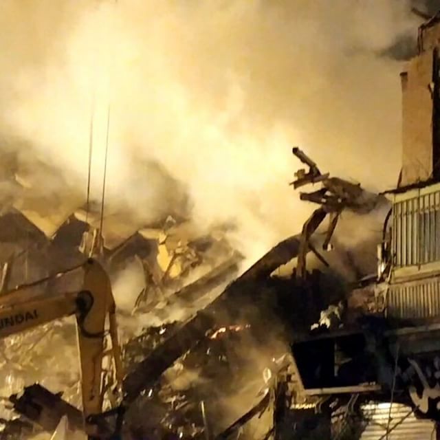 نگاره:  با برداشتن آوار زبانه‌های آتش در ضلع جنوب شرقی #پلاسکو گسترده تر می‌شودhttp://telegram.me/masoudborbor