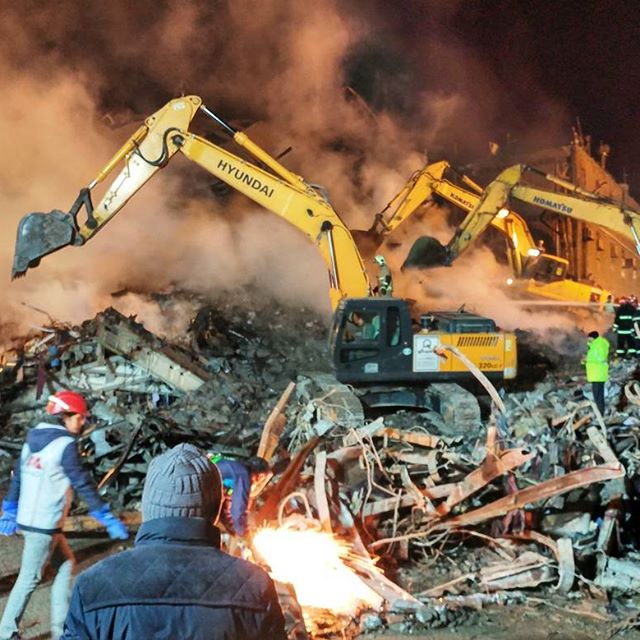 نگاره:  آواربرداری در ضلع جنوب شرقی #پلاسکو پیشرفت محسوس داشته و چندین جرثقیل و بیل مکانیکی در این محدوده مشغول به کار هستند. —-آخرین اخبار من و همکارانم در خبرگزاری مهر از حادثه #پلاسکو را اینجا دنبال کنید. این خبر لحظه به لحظه روزآمد می‌شودhttp://www.mehrnews.com/news/3882603/http://telegram.me/masoudborbor