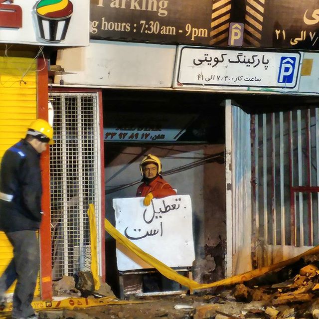 نگاره:  پارکینگ کویتی محل رفت و آمد آتش نشان ها برای یافتن راه نفوذ به زیر آوار #پلاسکو استآخرین اخبار من و همکارانم از پلاسکو در خبرگزاری مهر:http://www.mehrnews.com/news/3882603http://telegram.me/masoudborbor#تعطیل #closed