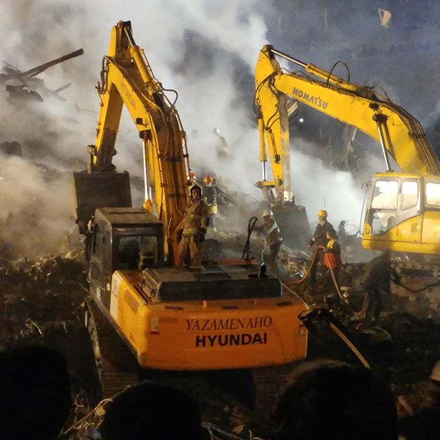 نگاره:  محوطه#پلاسکو در سکوت مطلق فرو رفته تا صدای امیدبخشی شنیده شودحجم عمده آوار #پلاسکو را پارچه، فلز و گل و لای تشکیل داده است —- —-آخرین اخبار من و همکارانم در خبرگزاری مهر از حادثه #پلاسکو را اینجا دنبال کنید. این خبر لحظه به لحظه روزآمد می‌شودhttp://www.mehrnews.com/news/3882603/http://telegram.me/masoudborbor