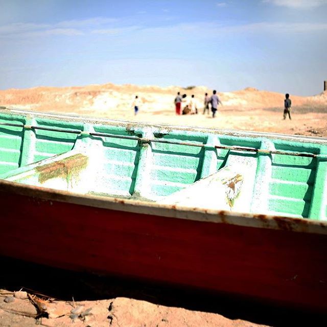 نگاره:  زندگی بر کرانه‌های خشکیده هامون (۱)؛ گرسنگی در نگاه بچه‌های «آزادی»/ دریاچه‌ای که زندگی را با خود بردخبرگزاری مهر- گزارش و عکس از مسعود بُربُر: بر شوره‌زار به جا مانده از هامون، روستایی از خانه‌های افتاده‌ و توسری خورده‌ نشسته که نامش «آزادی» است. نام خانوادگی ساکنان روستا «دیوانه» است، و هیچ یک از آنها شغلی ندارند… http://www.mehrnews.com/news/3891864http://telegram.me/masoudborbor