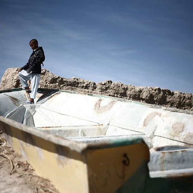 نگاره:  نفس‌های آخر زندگی در #هامونمسعود بُربُراینجا مرز پایانی هامون است؛ از پشت دیوار آخرین خانه گلی روستای تپه کنیز، دریای رازآمیز اسطوره‌های ایران‌زمین با خاک ترک خورده و بته‌های خشکش و لکه‌های رنگی قایق‌ها که وارونه و پوسیده بر تنش افتاده‌اند. مردی که به یکی از قایق‌ها تکیه داده می‌گوید: این قایق مال من بود. آخرین بار ۱۳ سال پیش بر #آب انداختمش.@masoudborborhttp://telegram.me/masoudborborhttp://www.mehrnews.com/news/3905323/