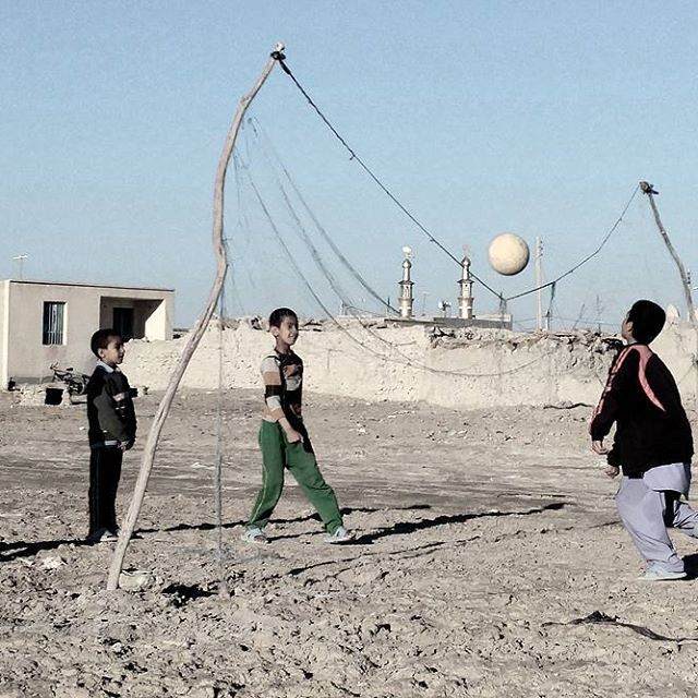 نگاره:  They could go #wherever they wish, wherever they could #roam, and they never mind the sun goes down, or it also rises.But, on this side, they were stuck, like the #ball up in the air, #paused in #timeمی‌توانستند هر طرف که دلشان خواست بروند، هر جا که خواستند سرک بکشند، و نگران فرود رفتن و برآمدن آفتاب نباشند.این طرفی‌ها اما میخکوب شده بودند، همچون توپ روی هوا، در زمان ایستاده بودند.http://t.me/masoudborbor