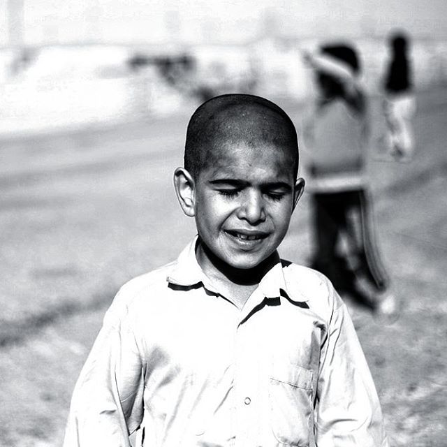 نگاره:  یکی چشم امید بدان سو داشت،یکی به پشت سر،دیگری، سرانجام، چشم بربسته بودOne looked that way, one looked back,And finally the other one, chose to close his eyes