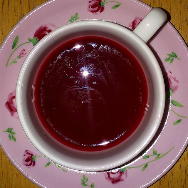 نگاره:  وقتی جانان آب انار اصل از باجناق رسیده رو می‌کند#pomegranates#juice