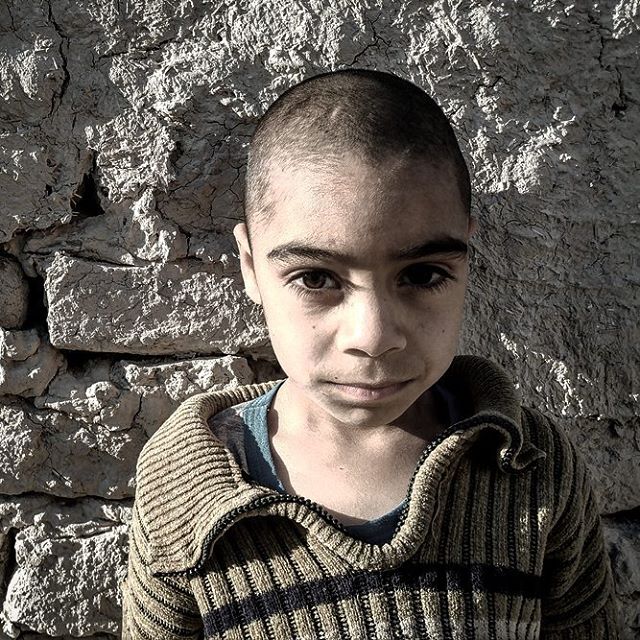 نگاره:  در آیینه‌ی نگاهش کابوس پلی بود که فرو می‌ریخت در هنگامه‌ی نبردی مغلوبه: یکی اندام یکی بر دوش می‌برد، دیگری تنی در پی می‌کشید و یکی با تنی از هم گسیخت​ه به تیغ، در هم می‌آمیخت. در افق ویرانه‌ای، پرهیبی زیر بازوی سایه‌ای را گرفته بود و می‌رفتIn the mirror of his eyes there was a nightmare of a bridge falling into the field of a lost war: One carried a body off, another one pulled a body out of the mess and one, torn up, was getting faded; In a ruin's silhouette horizon, a figure, holding firmly a shadow's arm, was walking away.