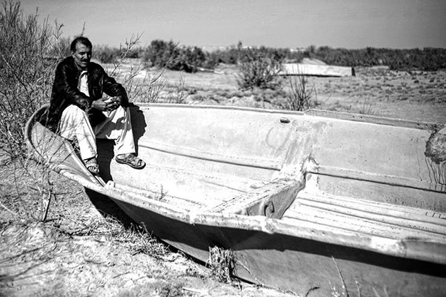 نگاره:  تورها را جمع کرد، پاروها را انداخت کف قایق، دست‌ بر زانو گذاشت و نشست بر دماغه قایق. زیر لب به آواز زمزمه می‌کرد: نه دریا ماند و نه هامون… He gathered the net, threw the paddles at the boat, put his hands on the knees and sat at the boat's head. He sang a song: Neither the sea survived, nor Hamoon…