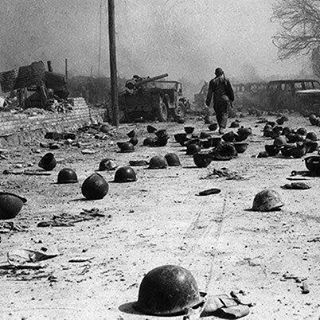 نگاره:  صاحبان این کلاه‌ها سرها دادند تا هموطن خوزستانی خرمشهری امروز همچنان با افتخار ایرانی باشد. قهرمانانی که همواره «سران» ما می‌مانند و هیچ گاه فراموششان نخواهیم کرد.