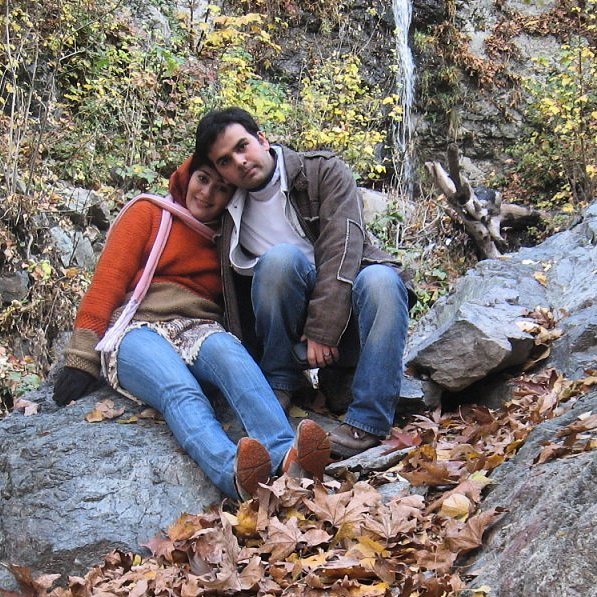 نگاره:  هیچ چیز به هیچ چیز نمی‌ارزید اما تا پیش از این هیچ وقت راهی هم برای تمام کردن همه چیز پیدا نکرده بود که به دردسرش بیارزد! حالا اما حساب همه چیز را کرده بود. پای همان سنگ همیشگی، با همان رنگ اخرایی عجیبش که از پایین کوه هم اگر خوب نگاه می‌کردی از بین همه دره‌ها و دیواره‌ها و آب‌ها و حتی درخت‌ها هم توی چشم می‌زد، جای خوبی بود. خوب، نه اینکه معنای خاصی داشته باشد، قشنگ بود، همین. مطمئن بود که قلق مسیر را زده است. اولش با دو گیره‌ی مُشتی آغاز می‌شد که می‌توانست جای خوبی برای شروع پاها باشد. پاها روی گیره‌ها، از هم باز، نشسته روی زانوها، دست‌ها کشیده رو به بالا محکم و استوار تا جایی که در تن سنگ یک شکاف انگشتی به اندازه‌ی بند شدن دو دست وجود داشت. بعد دیگر تا بالا می‌شد از گیره‌های مشتی و انگشتی و ناخنی گرفت و کشید بالا و یکی دو جا هم گیره‌هایی را اصطکاکی گرفت تا زیر آن کلاهک مهیب؛ نه، تا حدود دو و نیم متر پایین‌تر از آن کلاهک و هر بار که از بالا طناب ریخته بودند، تا همینجا خود را بالا کشیده بود و درست اینجا باید دوباره جفت پا روی گیره درشتی  می‌نشست پاها را فنر می‌کرد و می‌پرید، در هوا رو به بالا شیرجه می‌زد و آن بالا، درست زیر کلاهک، لبه‌ای بود که می‌شد انگشتی را بر آن گرفت، آونگ شد و در میان زمین و هوا تاب تاب خورد و بعد دستی را در شکافی بالاتر لاخ کرد و رفت. اما هر بار قد کوتاهش باعث شده بود دستش تا لبه نرسد و میان زمین و هوا، نه آویزانِ دستش، که آویزان طناب شود و آرام آرام پایین بیاید تا تلاش بعدی. همین مسیر را صدها بار رفته بود و هر بار همین شده بود و به همین خاطر بود که اطمینان داشت راهی که انتخاب کرده، هم مطمئن است و هم زیبا. بدون اینکه از بالا طناب بریزد، بدون حمایتچی و تسمه و هیچ، از همان گیره‌های همیشگی شروع می‌کرد و بالا می‌رفت و قبل از آنکه پاها را فنر کند سری می‌چرخاند و پشت سرش آن شهر بزرگ را می‌دید که زیر لحافی از دود خرناس می‌کشد و آدم‌ها را می‌دید که توی پاکوب‌های کوه تا اندازه‌ای که حق‌شان بود ریز شده بودند و بعد آسمان را می‌دید و می‌پرید و بعد از آن دیگر تا همیشه آسمان را می‌دید. تصویری روشن و آبی، تا همیشه، لایق چشم‌هایی که دیگر هیچ گاه بسته نمی‌شد. اما پاکوب‌ها را که می‌رفت، در جنگلی که آخرین شیبِ قبل از سنگ را پوشانده بود، گروهی را دید که سرخوش و خندان برای پیاده‌رَوی مفرحی آمده بودند با کفش‌های کتانی و رسمی و حتی پاشنه‌دار و یک نفرشان حتی کیف دستی همراهش داشت… (ادامه در کامنت)