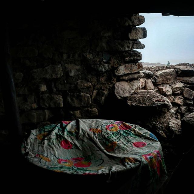 نگاره:  بر بالای کوه‌ها، از میان قاب سنگی، چشم‌اندازی دیده می‌شد، در مه… High on the mountain, through the stone frame, a landscape was seen, in the mist