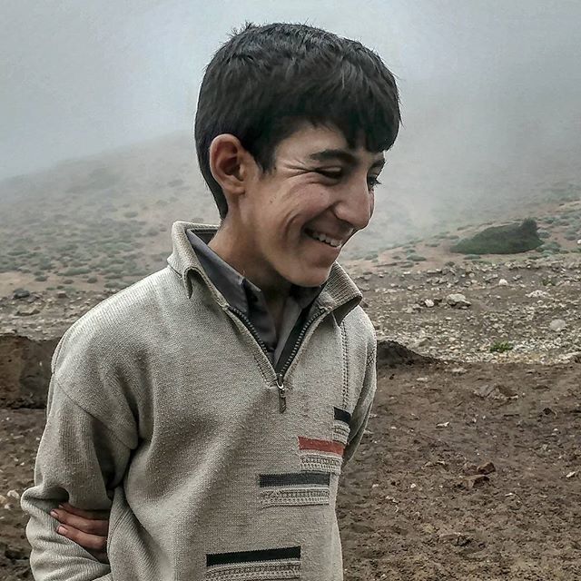 نگاره:  نه ابرها کنار می‌رفتند، نه صدایی از گله‌ی گوسفندان در هم خزیده بلند می‌شد. چوپان اما می‌خندید، به یاد خاطره‌ای، تنها تنها…The clouds were not going to leave, and there was no sound coming out from the interwined sheep herd, but the Sheppard laughed, remembering a memory, alone…