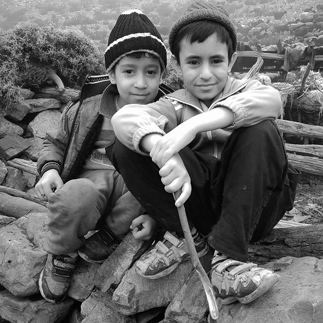 نگاره:  بنشین رفیق، دمی بیاسا، و لبخند بزن، خیره در باد… Sit down dude, get some rest, and smile, staring at the wind…