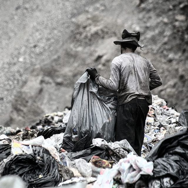 نگاره:  کافی است از خروجی خاکی پیچ در پیچ بالا بروی و به انبوه زباله‌هایی برسی که ده‌ها کارگر افغانستانی در میان بوهای زننده و وحشتناک زباله‌ها کار و زندگی می‌کنند. سه چهارتایشان پلاستیک‌های بزرگ را خالی می‌کنند و بسته به نوع زباله‌ها آن‌ها را به گوشه‌های مختلف منتقل می‌کنند. چند نفر دیگر کفش‌ها و پارچه‌ها را جدا می‌کنند و تعداد کسانی که پلاستیک‌ها را سوا می‌کنند از همه بیشتر است. دوتایشان گوشه‌ای در میان زباله‌ها چهارزانو نشسته و ظرف‌های سس جدا شده را یکی یکی خالی می‌کنند، جایی که بوی شیمیایی زباله‌ها از همه بخش‌ها زننده‌تر و آزارنده تر است. یکی از این دو که می‌گوید نامش اسد است، تنها بیست روز پیش به ایران آمده و حتی نمی‌داند چقدر حقوق قرار است دریافت کند. از زیر پایشان حجم بدبو و رنگین سس‌ها به خط سیاه شیرابه‌ها می‌پیوندد و کمتر از صدمتر پایین‌تر زمین‌های سرسبز برنج را سیراب می‌کند و سرانجام در خروش آب زلال رودخانه گم می‌شود.http://www.mehrnews.com/news/4044362/