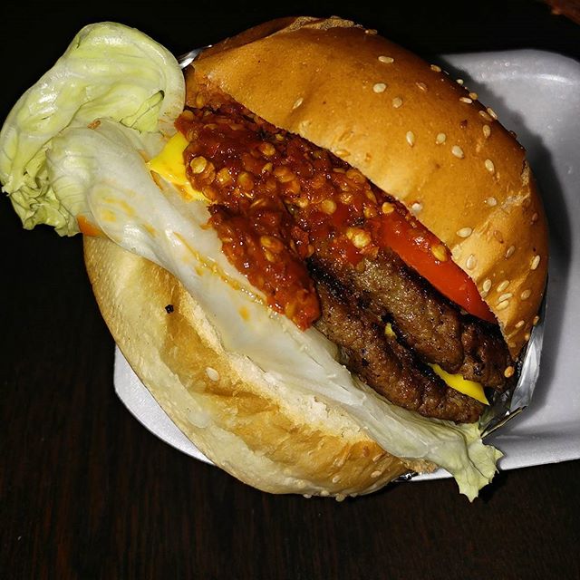 نگاره:  «دبل دینامیت» تشریف دارند، و بنده الان یک اژدهای آتشین هستم.بالاخره یک ساندویچی پیدا کردم که تندی غذاش کفایت کنه، دمشون هم گرم و چه بسا داغ!تصویر فلفل‌ها گویاست دیگه، نیست؟!