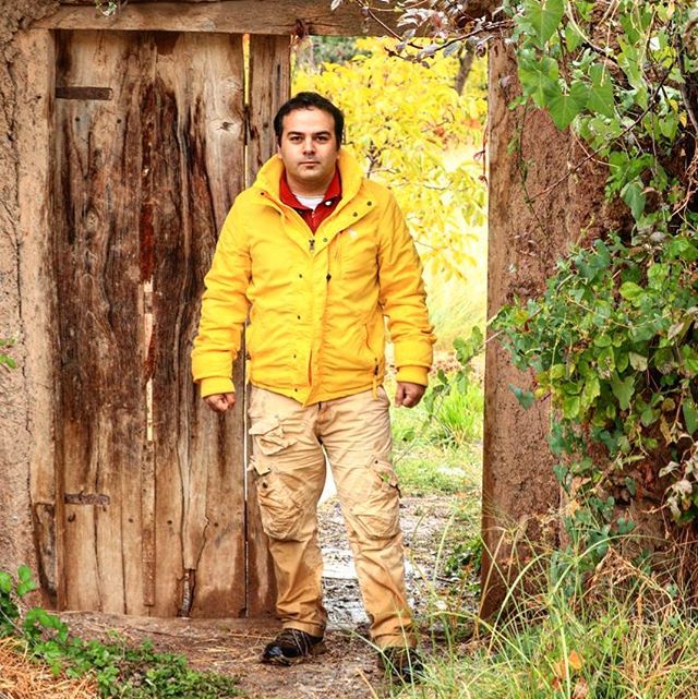 نگاره:  بوته‌های انبوه تمشک، با دانه‌های سرخ و ملس که می‌شد ساعت‌ها در میانشان گم شد، آسمانی آبی بر فراز دریاچه‌ای مه‌آلود که نم نم ریز ریز بارانش از میان مه پوست صورت را نوازش می‌کرد و پاییز با برگ‌های زرد و خیس خورده، و بوی نمناکش که نفس را تازه می‌کرداین‌ها را پشت سرگذاشتم و از میان در چوبی قدیمی گذشتم: باد می‌آمد و انگار کسی، وقتی، جایی، آوازی دلتنگ خوانده بود و در دستان باد رها کرده بود. دلم برای تو تنگ شده بود. #Raspberry #bushes with red and sour sweet fruits, you could get lost among them for hours, a blue sky above a foggy lake, with the #drizzle caressing your skin, and the #autumn with yellow and wet #leaves, and the #petrichor refreshing the breathI left all these behind and I passed the #old #wooden #door: the #wind blew, and it looked like sometime,  somewhere, #someone had sung a #nostalgic song and surrendered that to the hands of the wind. I missed you!Photo by my dear friend @valisaghafi